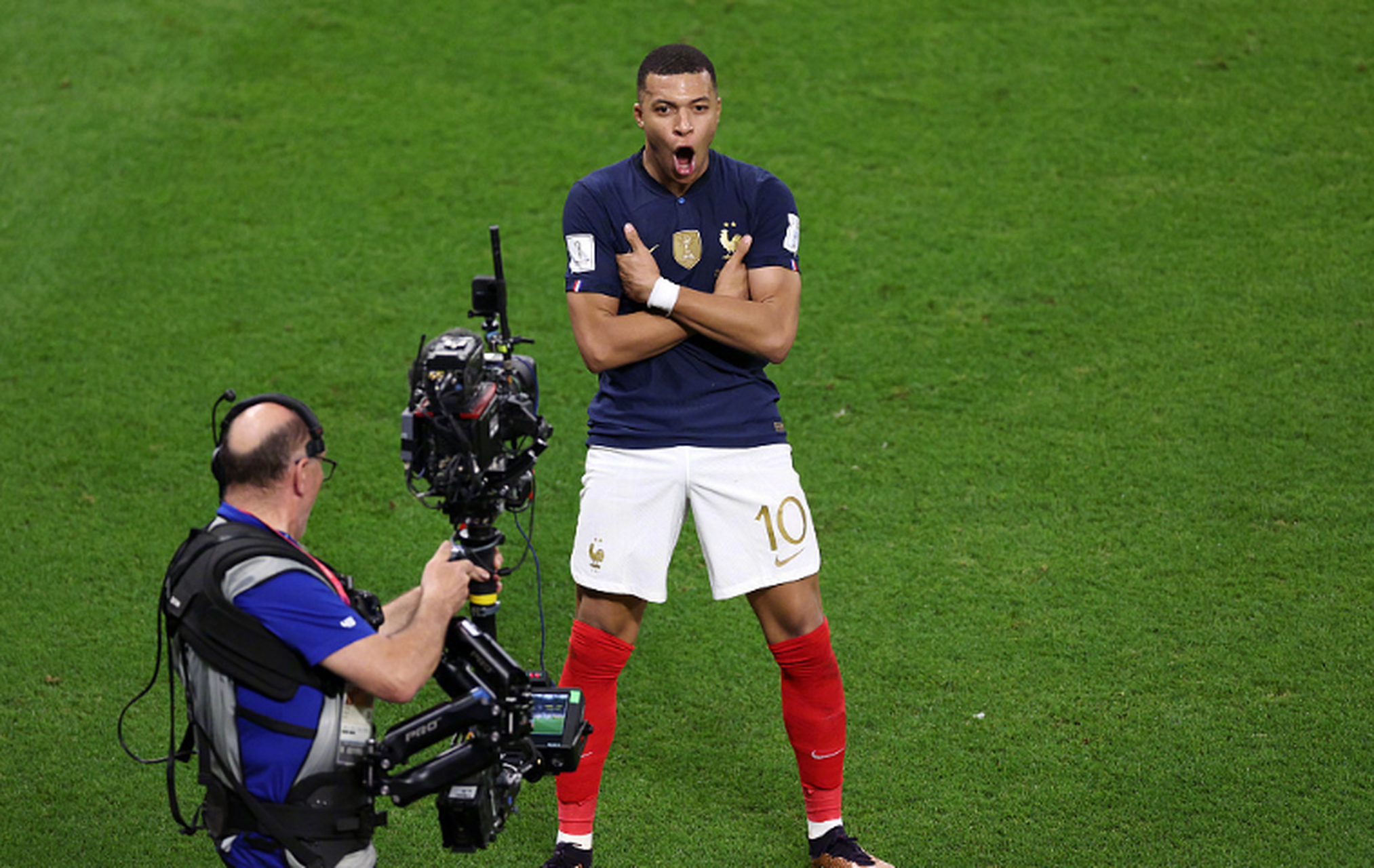 关于国际比赛日山东泰山备战国王杯姆巴佩在湖人比赛中绝杀之后，今夜洛杉矶湖人刷新队史纪录的信息